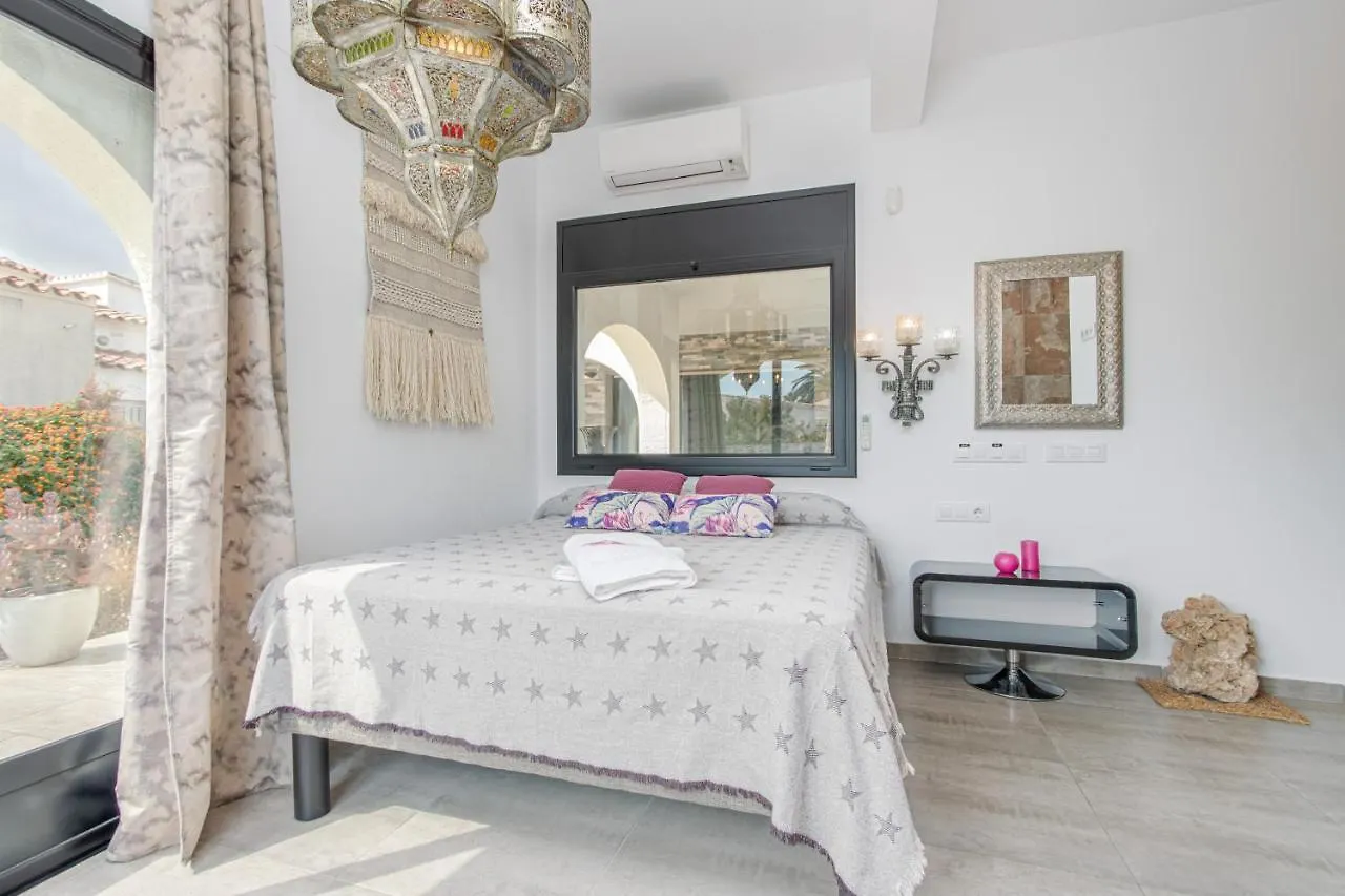 Apart-Rent Villa Alberes Empuriabrava Spain